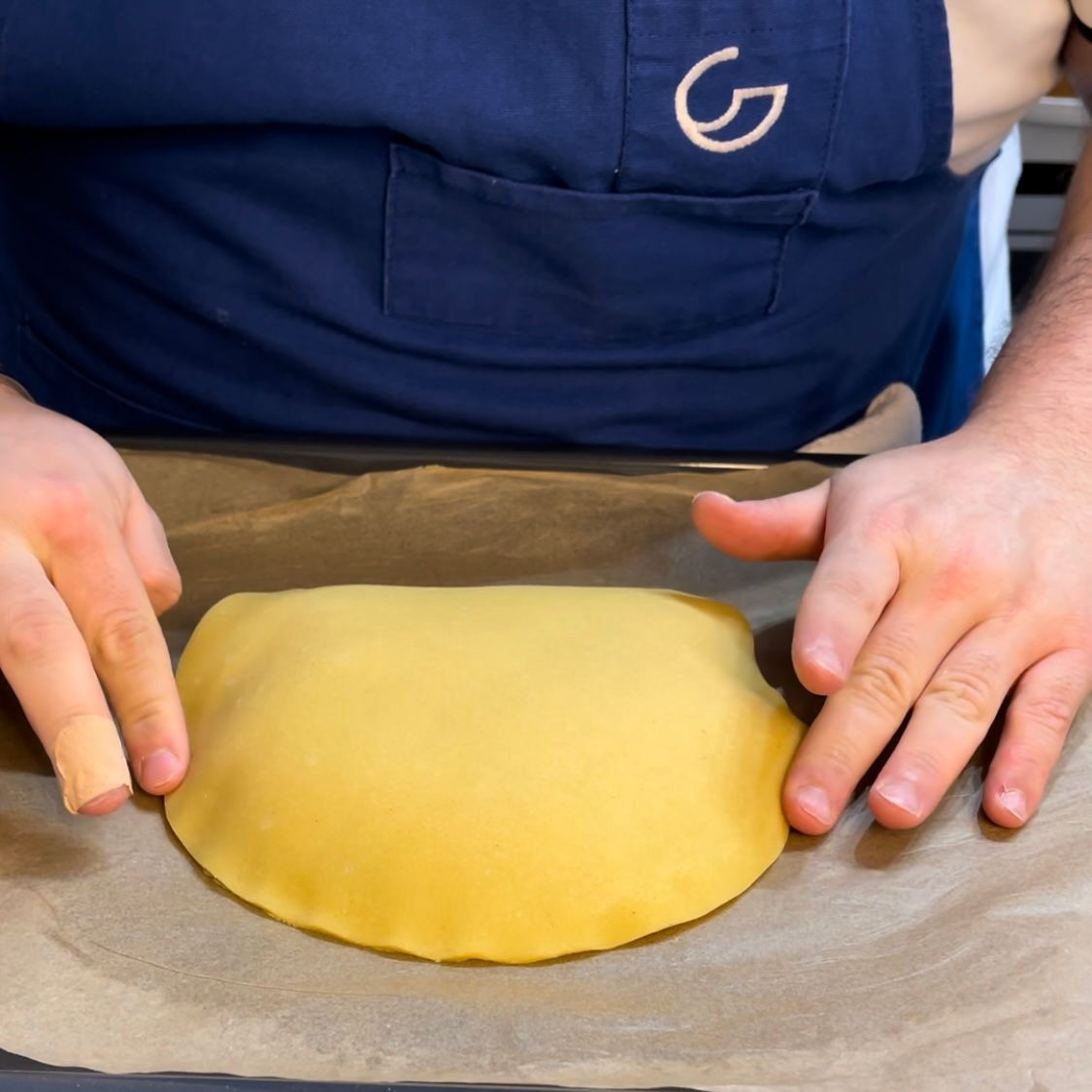 un disco di pasta frolla viene usato per coprire una crostata 