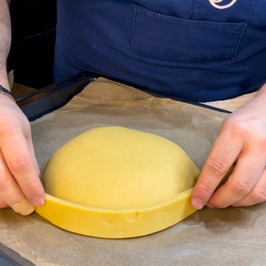 una persona chiude una crostata ricotta e visciole 