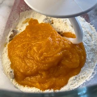 Un primo piano di una ciotola di cibo con un mixer dentro.