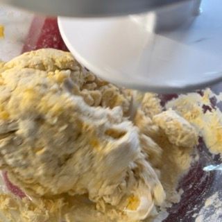 Un mixer viene utilizzato per mescolare una pastella in una ciotola