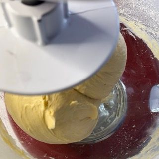 Un primo piano di un mixer con una palla di pasta dentro
