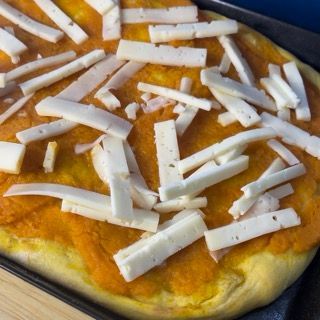 Una pizza con tanto formaggio sopra