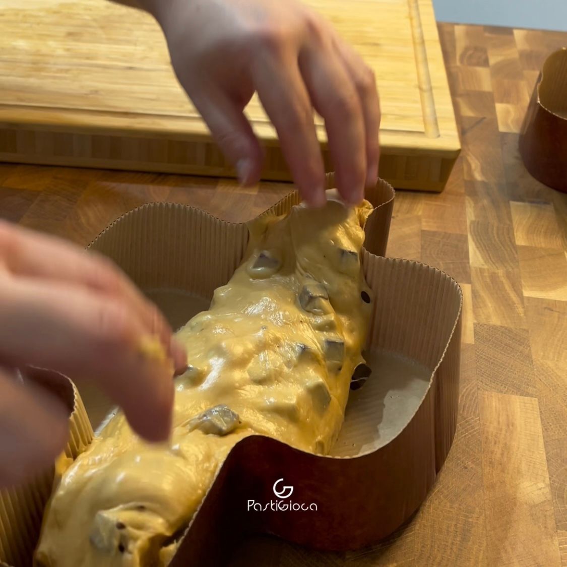 Una persona sta tirando fuori un pezzo di torta da una scatola di cartone