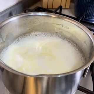 Il mix di liquidi e burro bollente, pronto per la farina