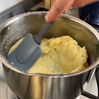 Il polentino cotto, una palla compatta che si stacca dalle pareti della pentola