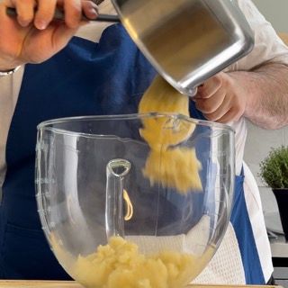 Impasto della pasta choux trasferito in una ciotola per il raffreddamento