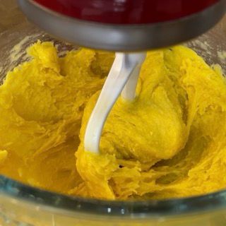 Frusta a foglia che incorpora le uova creando un impasto liscio