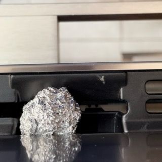Pallina di alluminio che tiene lo sportello del forno aperto per l'asciugatura.