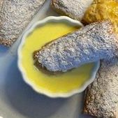 Un primo piano di un piatto di cibo con una ciotola di salsa.