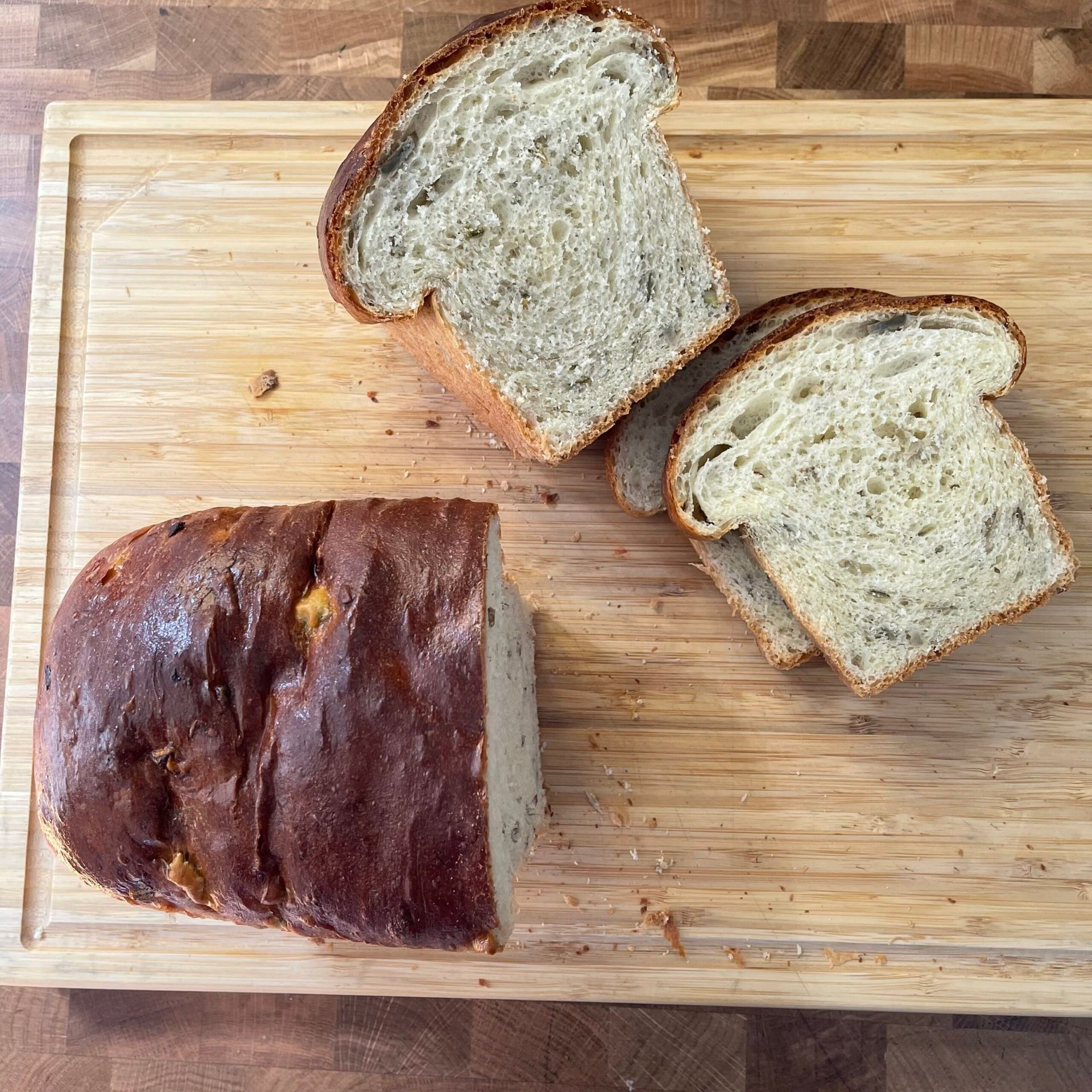 Due fette di pane sono su un tagliere di legno