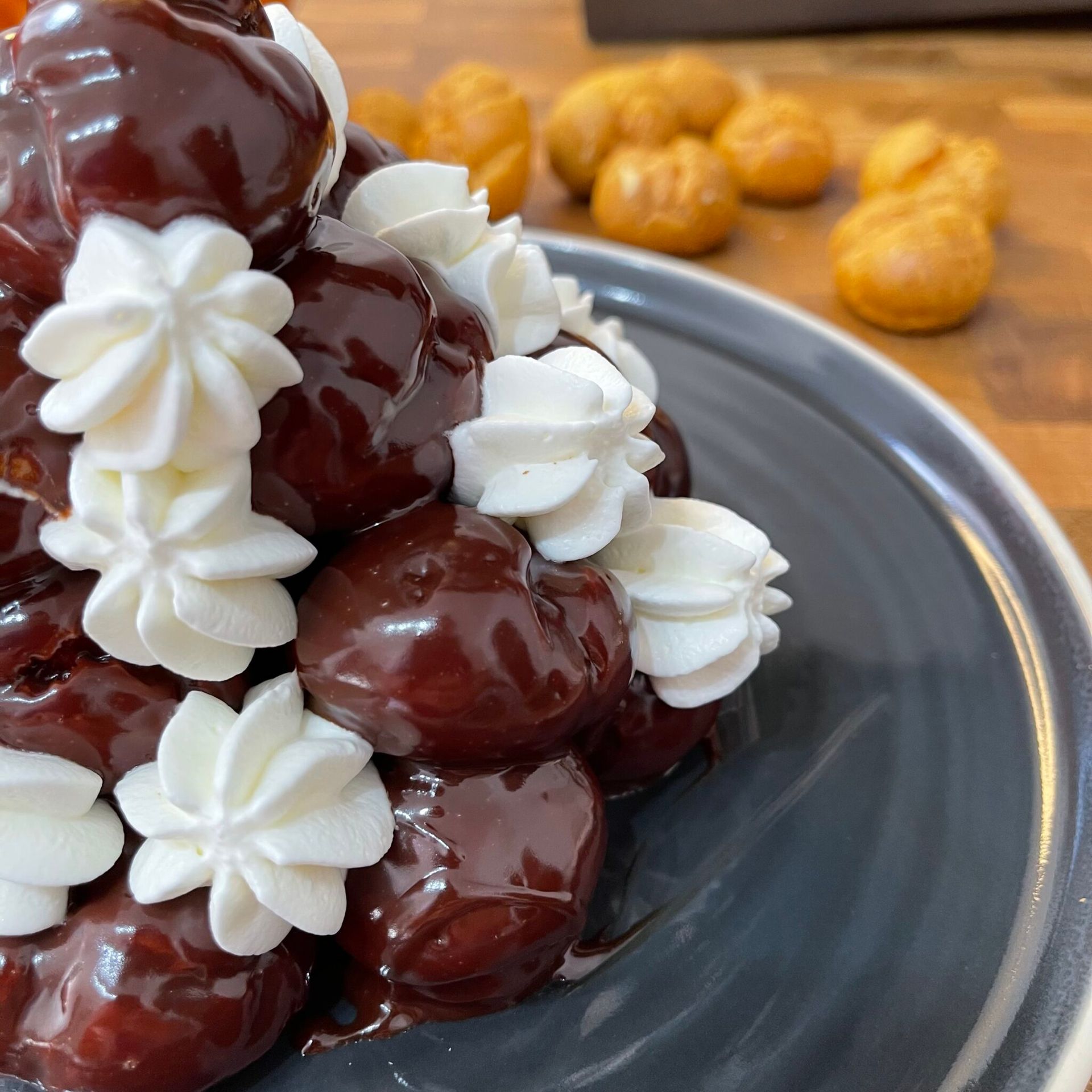 Un primo piano di un dessert al cioccolato con panna montata sopra