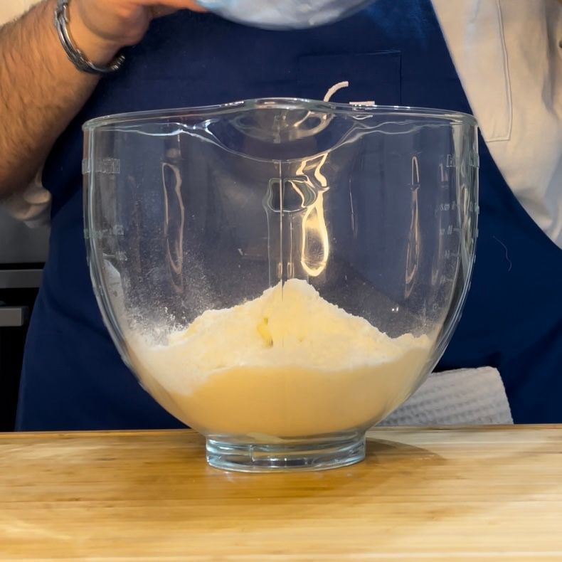 Lavorazione iniziale di burro e farina per la base della pastiera napoletana ricetta.