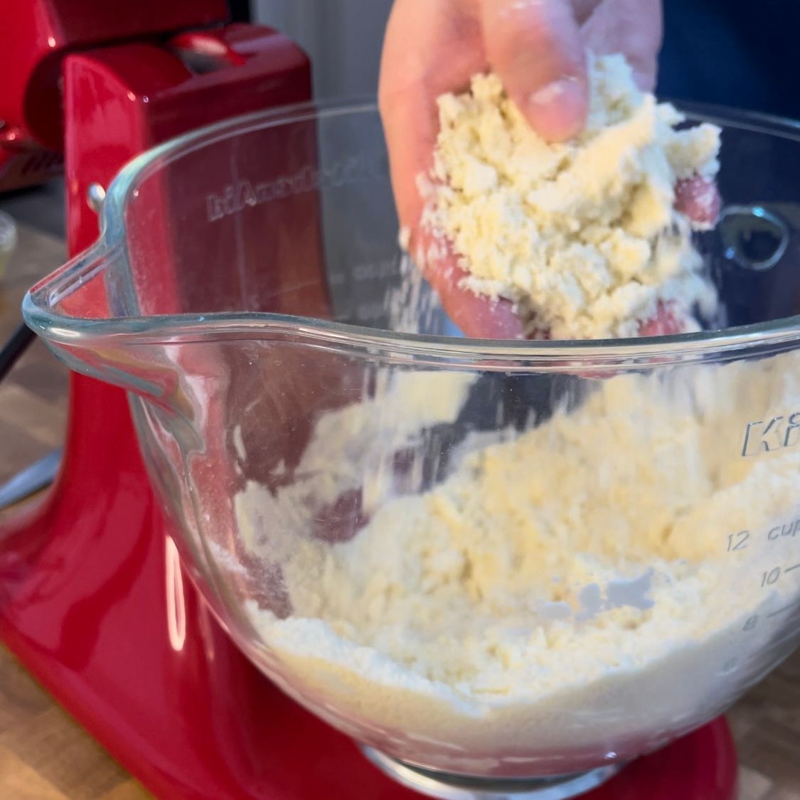Consistenza della farina e del burro lavorati per la pastiera napoletana ricetta della nonna.