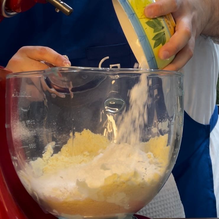 si aggiunge lo zucchero a velo e gli aromi in una ciotola per la pasta frolla 
