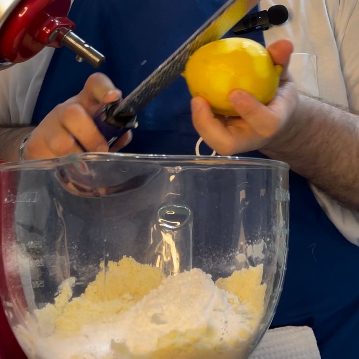 Profumazione dell'impasto con gli ingredienti principali della tradizione partenopea.