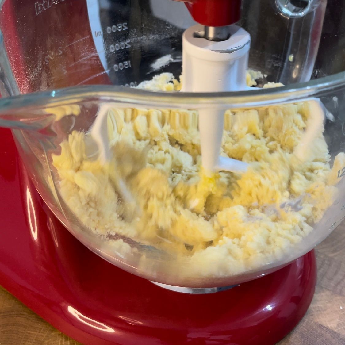 Un mixer lavora l'impasto per la pasta frolla 