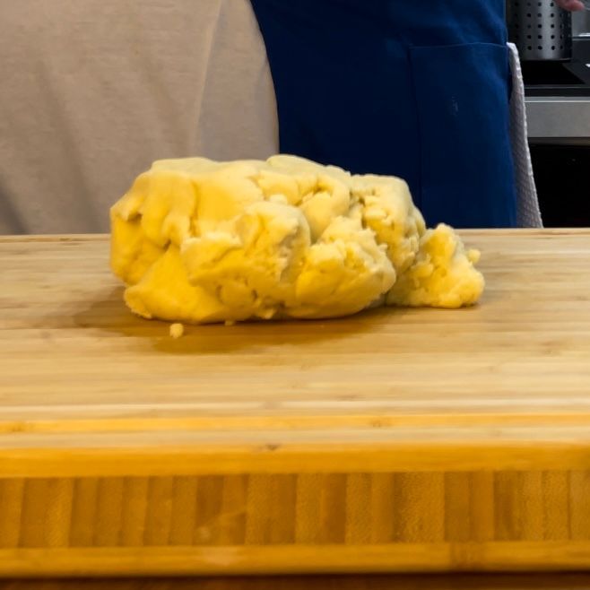 Panetto di frolla liscio e compatto pronto per il riposo obbligatorio.