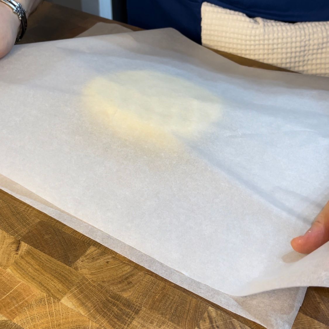 Tecnica di stesura della frolla tra due fogli di carta forno per uno spessore di 5 mm.