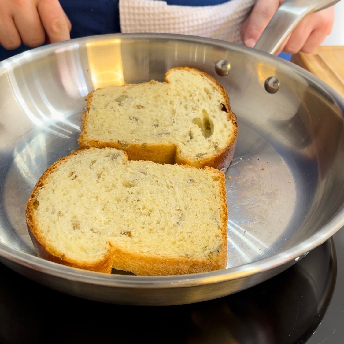 Due fette di pane sono in una padella