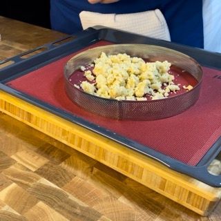 Un vassoio di cibo su un tagliere di legno