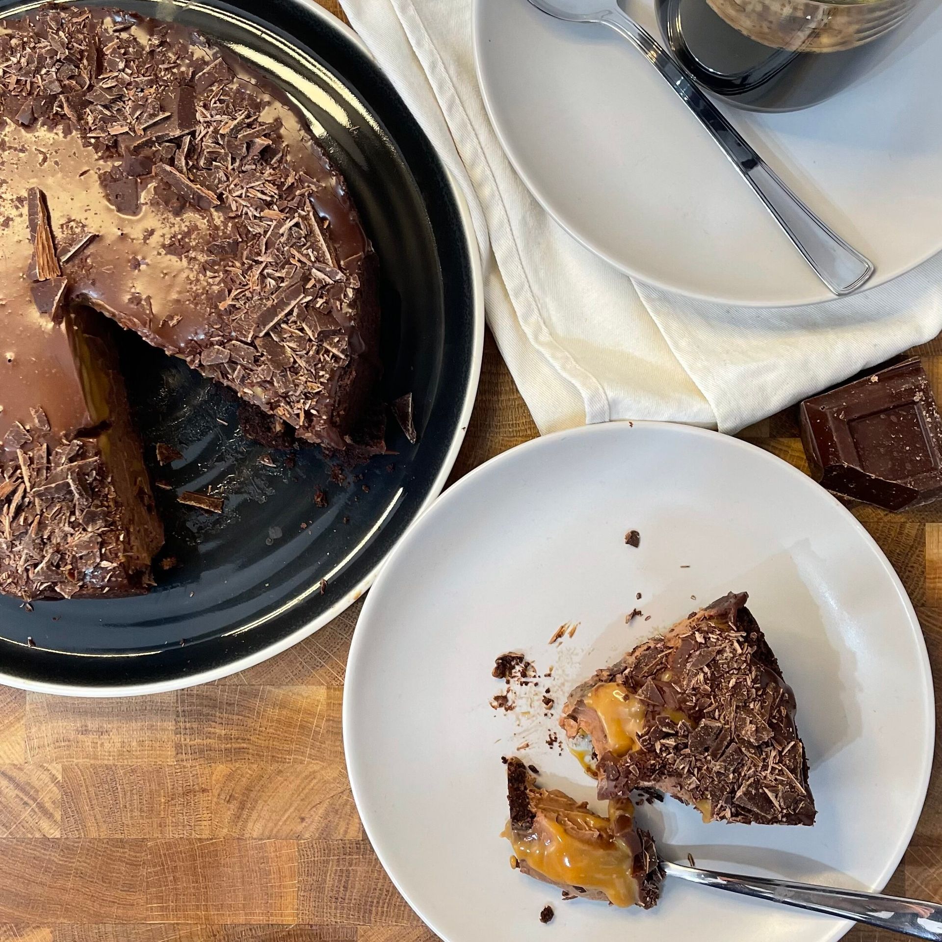 Una fetta di torta al cioccolato su un piatto accanto a una torta su un piatto