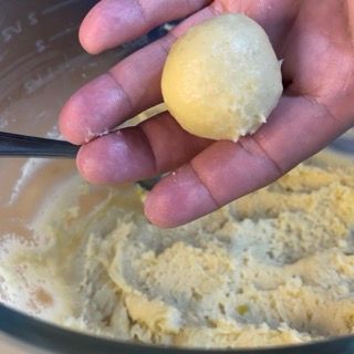 Una persona tiene in mano una palla di pasta