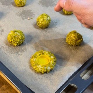 Un mazzo di palline verdi con un centro giallo su un vassoio