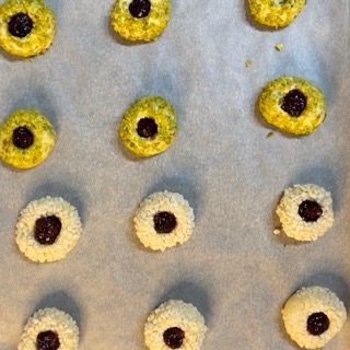 Un mucchio di biscotti sono appoggiati su un pezzo di carta oleata