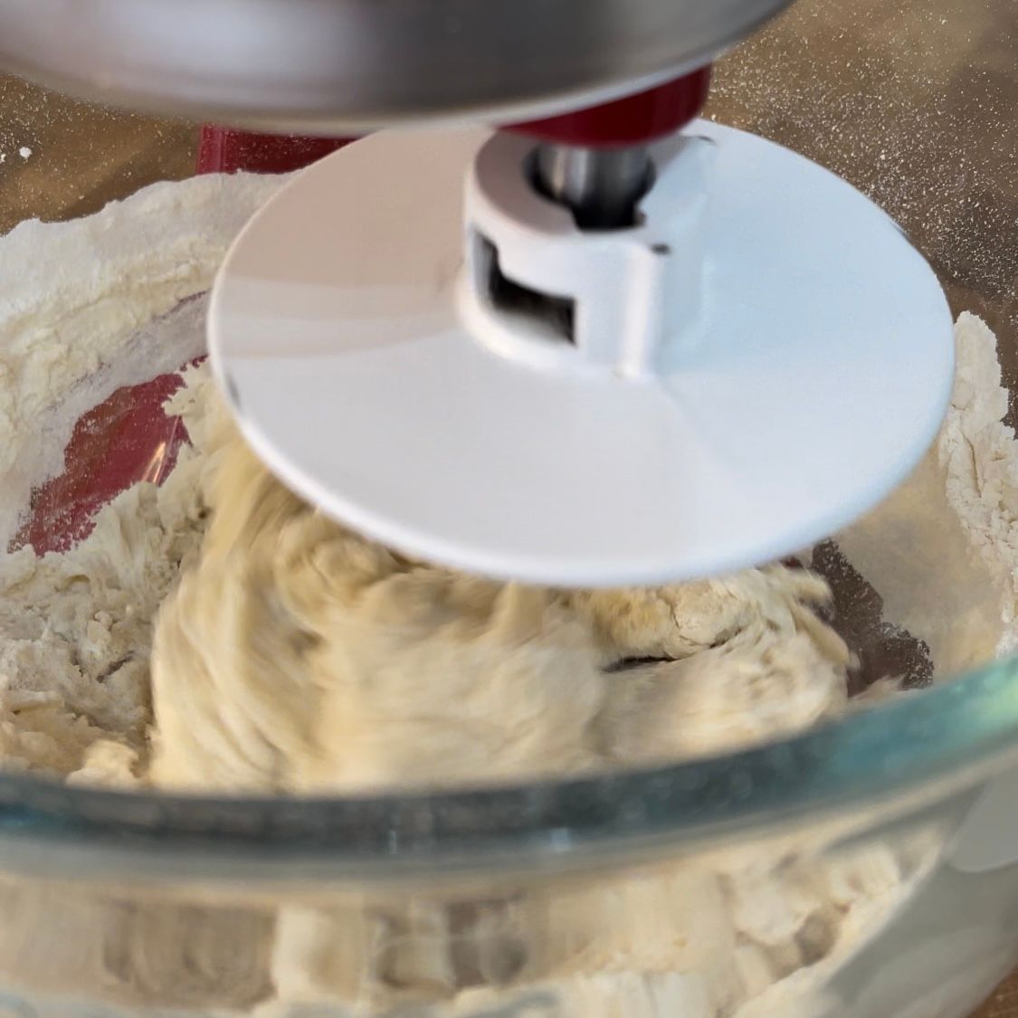 Un mixer viene utilizzato per mescolare una pastella in una ciotola di vetro