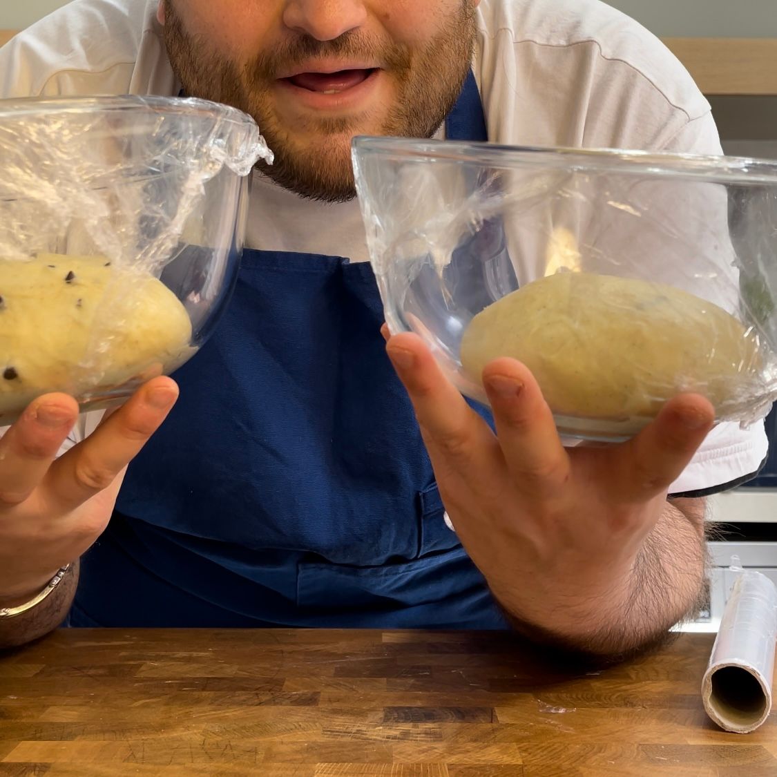 Un uomo tiene in mano due ciotole di pasta