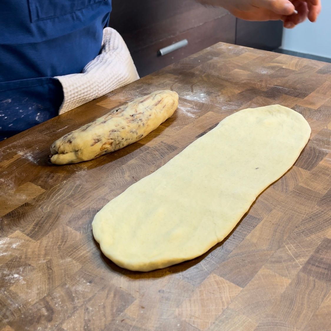 Due pezzi di pasta sono su un tagliere di legno