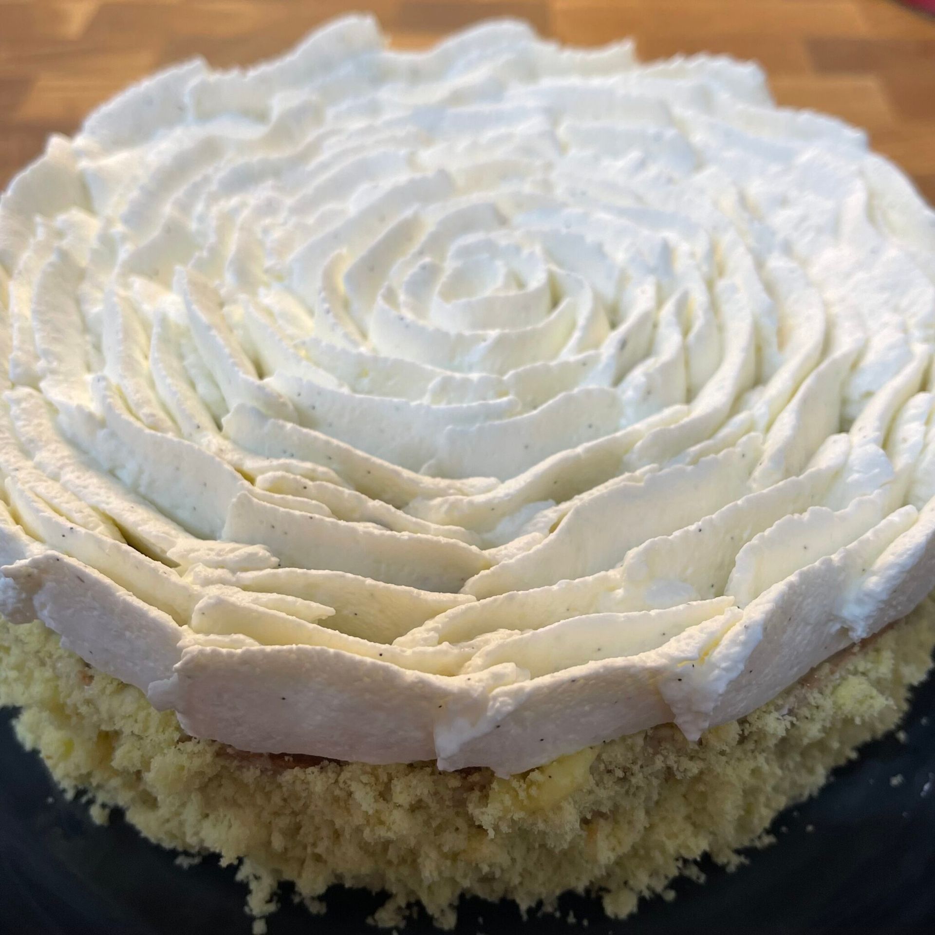 Un primo piano di una torta con panna montata sopra