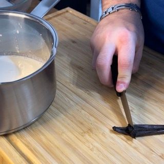 Una persona sta tagliando un pezzo di cioccolato su un tagliere