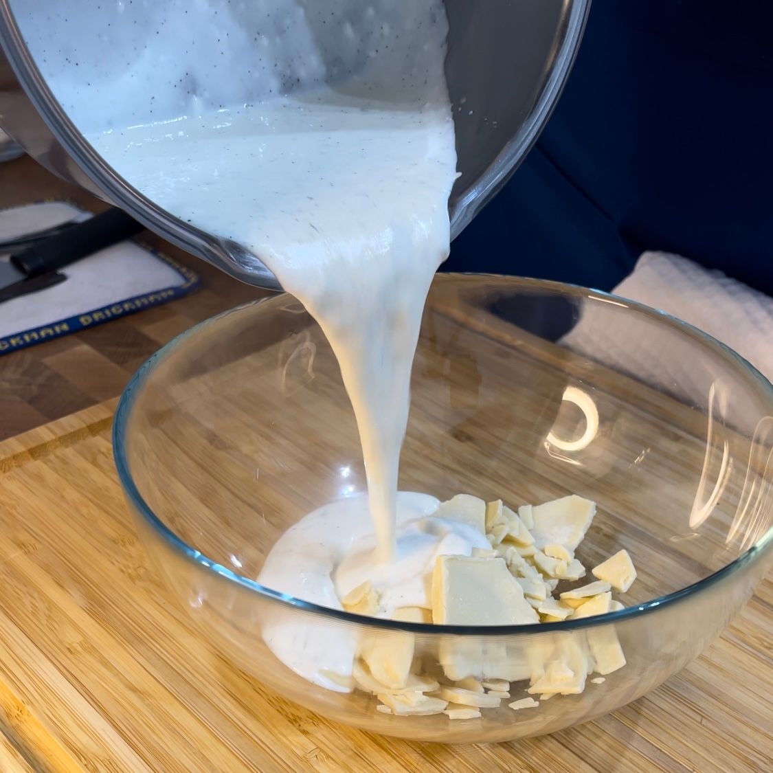 Il liquido bianco viene versato in una ciotola di vetro