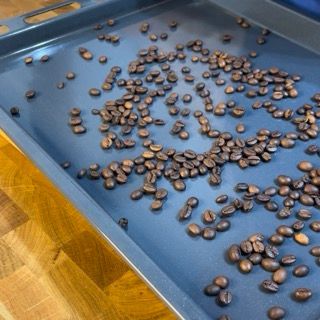 Un vassoio di chicchi di caffè su un tavolo di legno