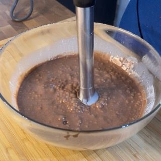 Una ciotola di cibo con un frullatore dentro