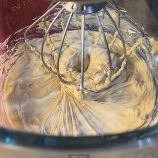 Un primo piano di un mixer pieno di panna