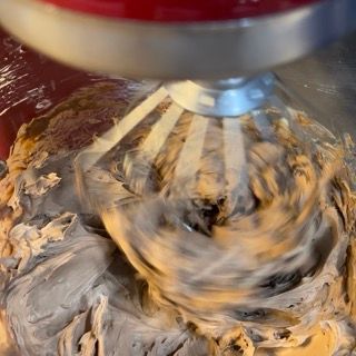 Un primo piano di un mixer che mescola qualcosa in una ciotola