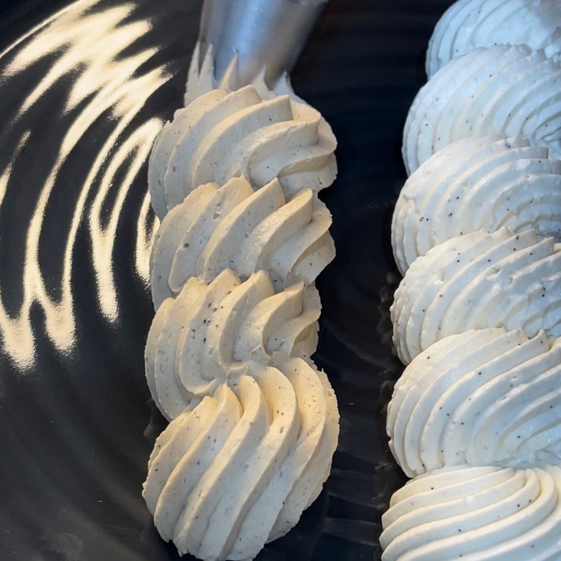 Un primo piano di panna montata su un piatto nero