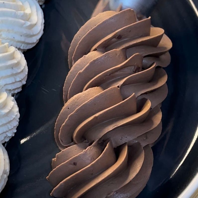 Un primo piano della glassa al cioccolato su un piatto