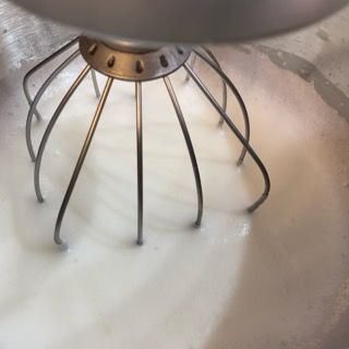 Albumi che iniziano a diventare schiumosi nella ciotola della planetaria.