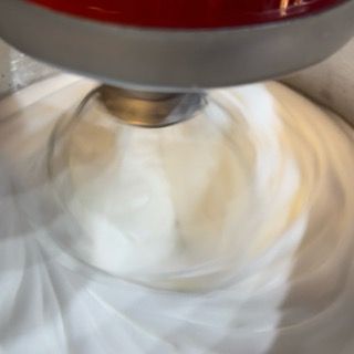 Meringa densa, lucida e spumosa pronta per essere incorporata.