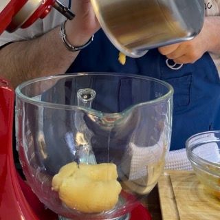 Una persona sta versando del liquido in una ciotola di vetro