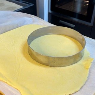 Un anello di metallo è appoggiato su un pezzo di pasta