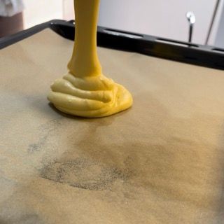 Distribuzione dell'impasto sulla teglia da forno 44x30 foderata.