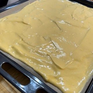 Cottura in forno ventilato della pasta biscotto fino a leggera doratura.