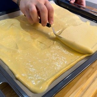 Livellamento uniforme della superficie per una pasta biscotto per torte a strati.