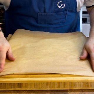 Copertura della base calda con pellicola trasparente per trattenere l'umidità.