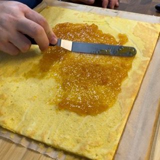 Rimozione della pellicola dalla pasta biscotto ormai fredda ed elastica.