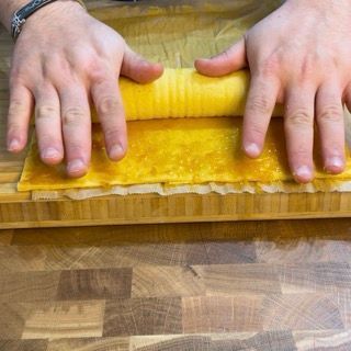 Dettaglio della flessibilità del biscuit per tronchetto pronto all'uso.
